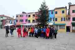 Foto di gruppo con albero di natale a Burano