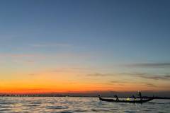 Barca a remi al tramonto