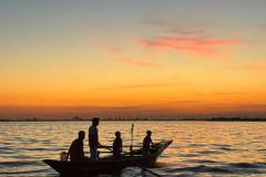 Un sandolo in sosta davanti al tramonto