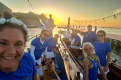Equipaggio in divisa blu - con tramonto sullo sfondo
