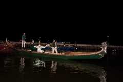 Gondola della Cannaregio con figurante illuminato al rientro in darsena