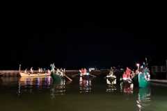 Barche illuminate al rientro in darsena