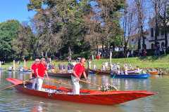Sandolo rosso e altre barche su fiume
