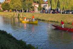 Barche gialle e rosse scendono il fiume