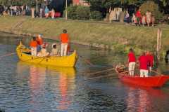 Caorlina gialla e sandolo rosso scendono il fiume Brenta