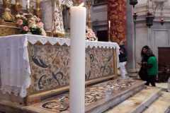 Il cero acceso nella chiesa della Madonna della Salute