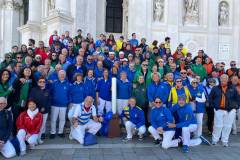 Foto di gruppo: 50 vogatori intorno a un cero